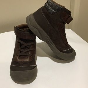 OshKosh B’gosh kids high top ankle shoes boots size 9M brown